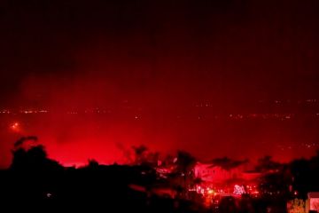Api yang mengamuk menerangi langit malam di California