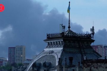 Gumpalan asap terlihat setelah ledakan guncang Lviv Ukraina