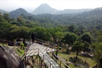 Menikmati panorama alam Batu Lawang di Cirebon