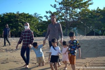 Presiden ajak empat cucu bermain di Pantai Nusa Dua Bali