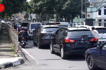Ribuan kendaraan padati jalur menuju objek wisata Lembang