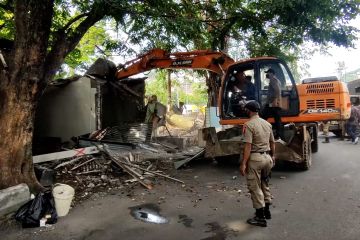 Satpol PP Kota Semarang bongkar puluhan bangunan PKL