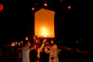 Detik-detik lampion Waisak hiasi langit Candi Borobudur