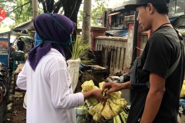 Pedagang kulit ketupat musiman mulai diserbu pembeli