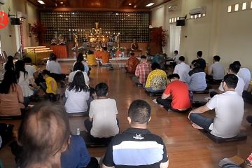 Puja Bhakti Waisak di Manado berlangsung sederhana dan khidmat