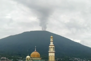 Gunung Gamalama Ternate keluarkan asap putih