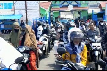 Hari kedua lebaran, Pelabuhan Bastiong Ternate dipadati warga