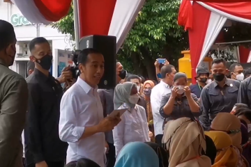 Jokowi keliling pasar tradisional bagikan sejumlah BLT