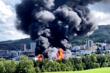 Kebakaran besar melalap bangunan industri di luar Zurich