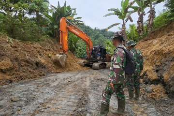 Kerahkan alat berat, pengerjaan jalan TMMD 113 capai 60 persen