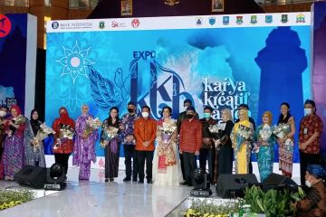 Kepala daerah dan istrinya menjadi model di Karya Kreatif Banten