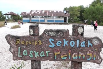 Mengunjungi replika sekolah Laskar Pelangi