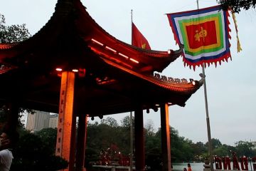 Menikmati keindahan pagoda tengah danau di Kota Hanoi