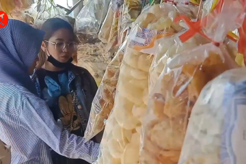 Pemudik arus balik serbu kerupuk khas Cirebon