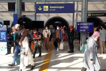 Penumpang datang dan berangkat di Stasiun Senen masih tinggi