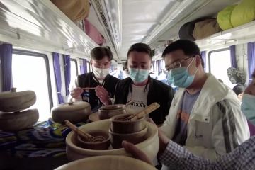 Perjalanan kereta lambat di antara deru kereta peluru di China