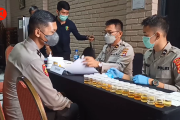 Polda Banten gelar pembinaan hingga tes urine kepada puluhan anggota