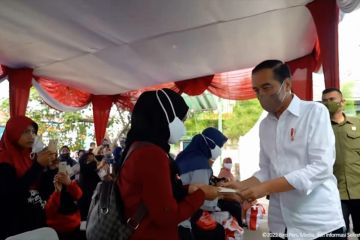Presiden bagikan bantuan untuk masyarakat dan pedagang di Bogor