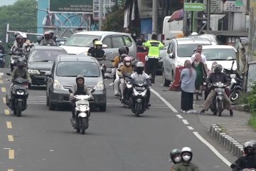 Puluhan ribu kendaraan masuk Puncak, satu arah diberlakukan