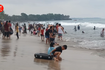 Ribuan wisatawan nikmati deburan ombak di Pantai Anyer