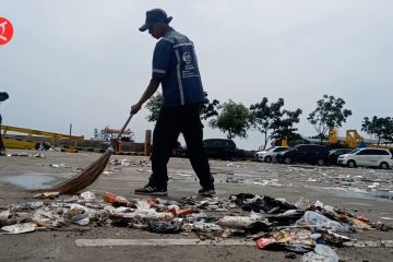 Arus mudik sisakan lautan sampah di dermaga Pelabuhan Merak