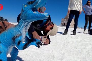 Fotografer bocah memotret turis di dataran garam Bolivia