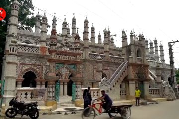 Masjid Chini di Bangladesh berhias potongan barang pecah belah China