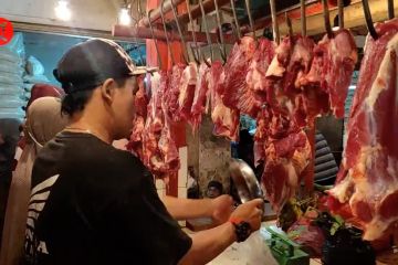 Meski harga naik, pedagang daging di Pandeglang tetap ramai pembeli