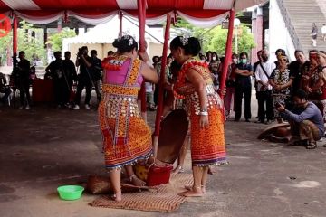 Tradisi menumbuk padi warisan budaya yang layak dilestarikan