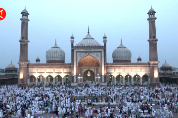 Umat Muslim hadiri shalat Idul Fitri di masjid seluruh India