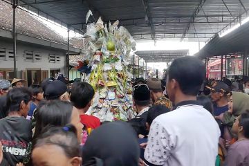 Warga Dangkel mengharap berkah dalam gerebek Syawalan