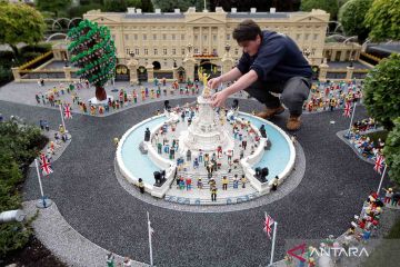 Bermain Lego menjelang perayaan 70 Tahun Ratu Inggris bertakhta