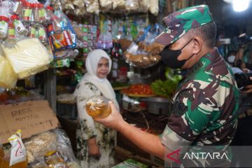 Kasad pantau harga minyak goreng di Pasar Kramat Jati Jakarta