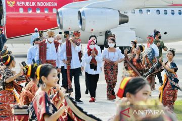 Presiden tiba di Sumba Timur dan meninjau pabrik pengolahan sorgum