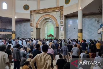 Jamaah Masjid Raya Bandung shalat gaib untuk Eril