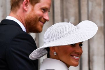 Pangeran Harry & Meghan disambut sorak sorai dan cemoohan di Inggris