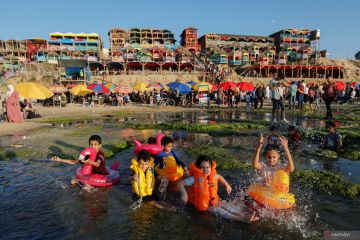 Warga Palestina berwisata di pantai Deir al-Balah, Jalur Gaza