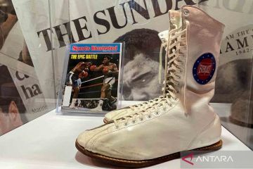 Sepatu tinju Muhammad Ali dipajang dalam Pameran