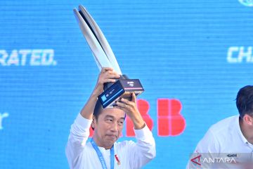 Presiden Jokowi serahkan trofi kepada juara Jakarta E-Prix 2022