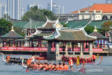 Lomba balap perahu naga di China