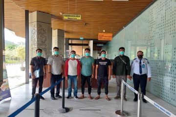 Imigrasi Sambas deportasi tiga WN Malaysia setelah jalani penahanan