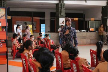 Kaum milenial ajak siswa SD lihat sekolah Soekarno di Surabaya
