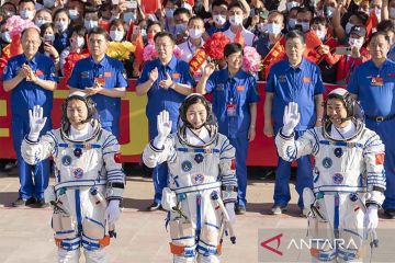 Pelepasan tiga astronot untuk misi luar angkasa berawak Shenzhou-14