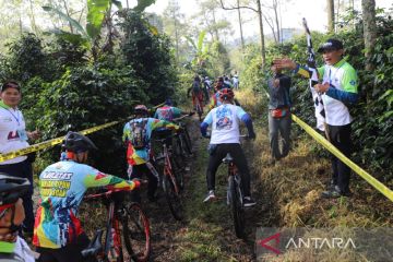 Pesepeda dari berbagai daerah meriahkan acara lintas wisata di Garut