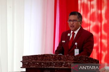 Andreas usulkan disertasi Hasto Kristiyanto dibukukan