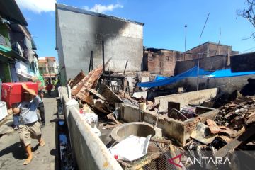 Dinsos Makassar salurkan bantuan bagi korban kebakaran belasan rumah