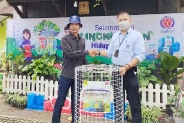 Indocement bagikan tempat sampah peringati hari lingkungan hidup