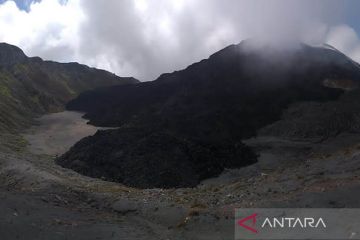 Material erupsi Gunung Ile Lewotolok bertambah, warga diminta waspada