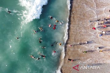 Warga Palestina akhirnya menikmati laut bersih