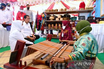 Jokowi dan Iriana borong habis produk UMKM di Wakatobi